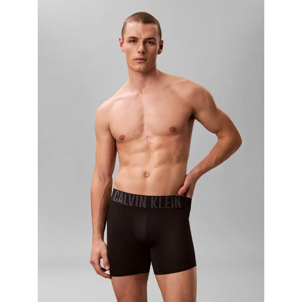 Calvin-Klein_miesten-mustat-boxerit-joustavalla-kuminauharesorilla-ja-logokirjailulla_kolmen-kappaleen-boxeripakkaus