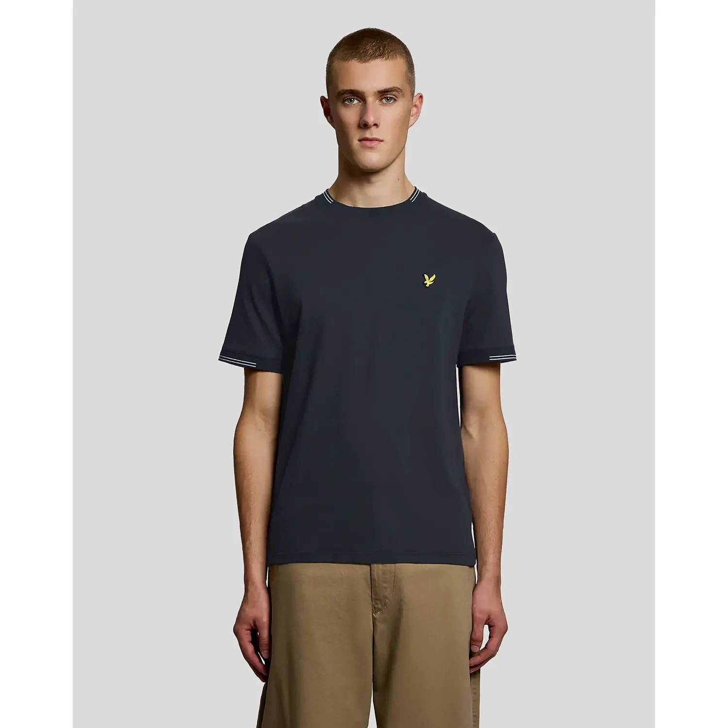 Lyle-and-Scott_miesten-tummansininen-t-paita-logolla