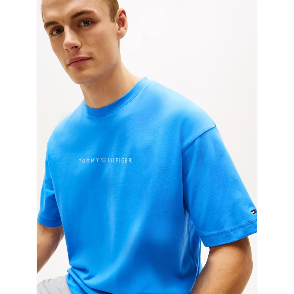 Tommy-Hilfiger_miesten-kirkkaansininen-logot-paita