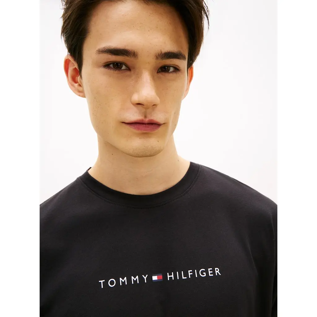 Tommy-Hilfiger_miesten-musta-puuvillainen-perust-paita-arkeen