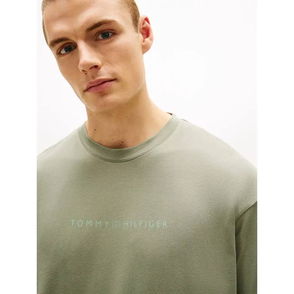 Tommy-Hilfiger_miesten-puuvillainen-perust-paita-arkeen-vihreana