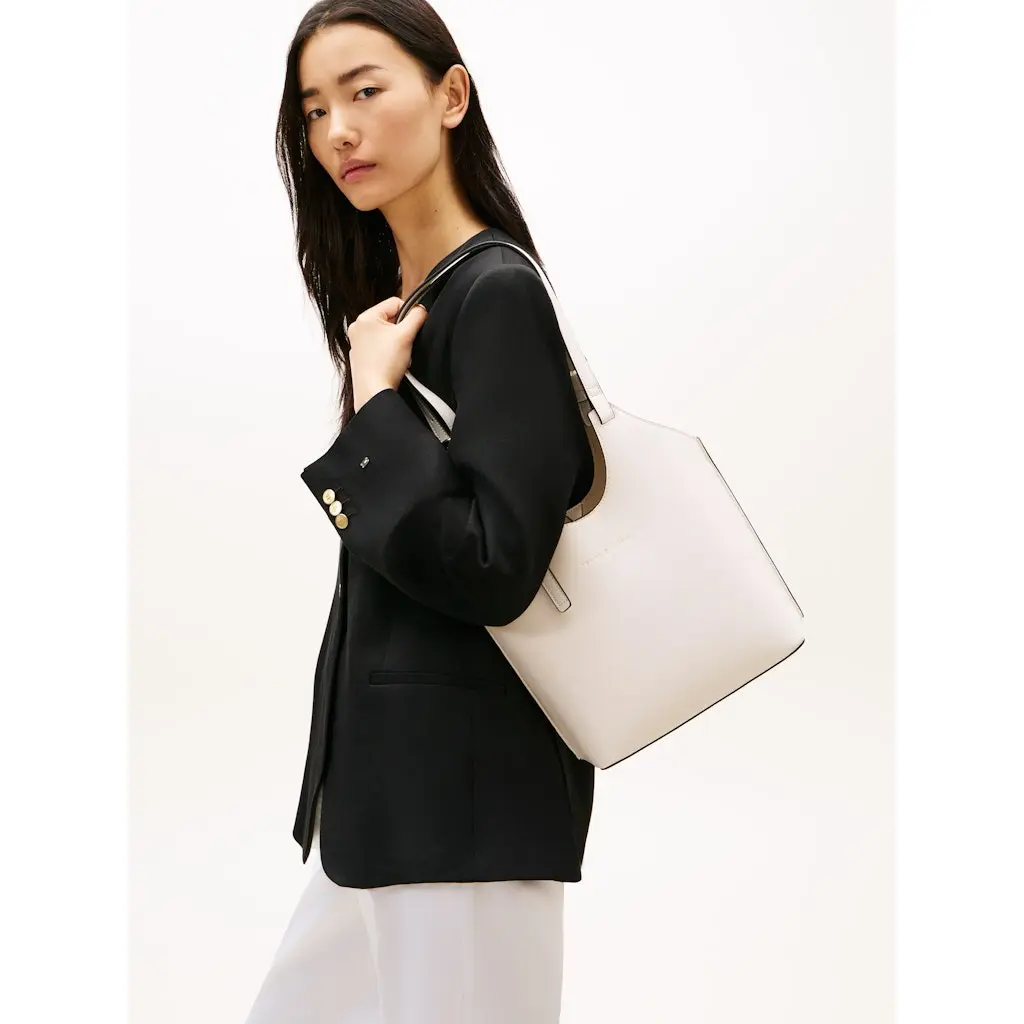 Tommy-Hilfiger_naisten-luonnonvalkoinen-olkalaukku-keinohasta