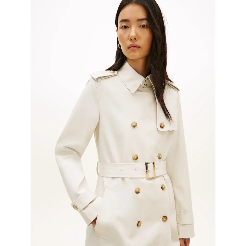Tommy-Hilfiger_naisten-vaaleanbeige-pitka-trenssitakki-kevaaseen-ja-syksyyn