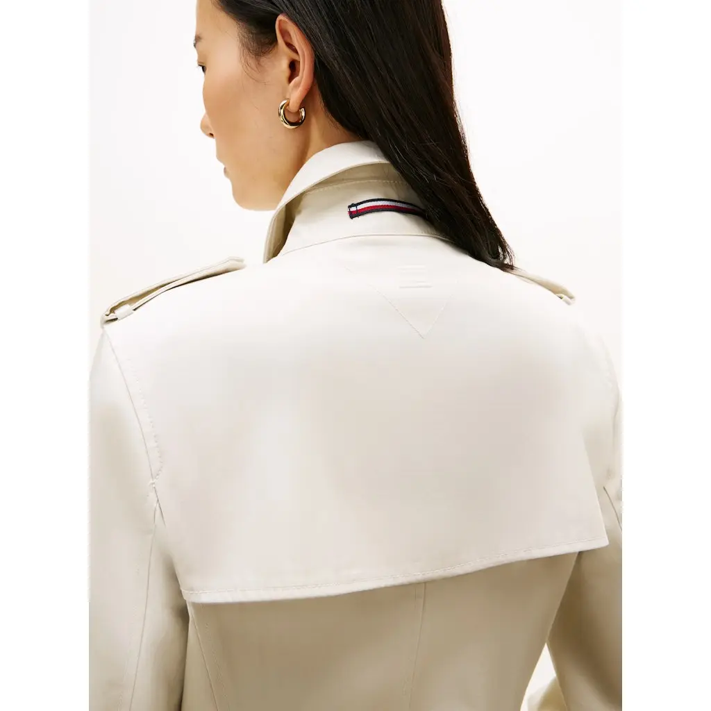 Tommy-Hilfiger_naisten-vaaleanbeige-pitka-trenssitakki-kevaaseen-ja-syksyyn