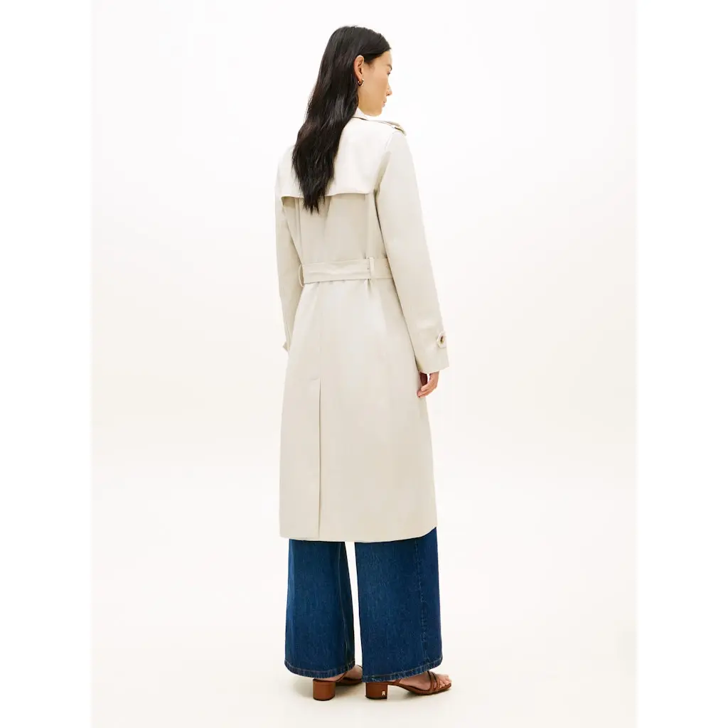 Tommy-Hilfiger_naisten-vaaleanbeige-pitka-trenssitakki-kevaaseen-ja-syksyyn