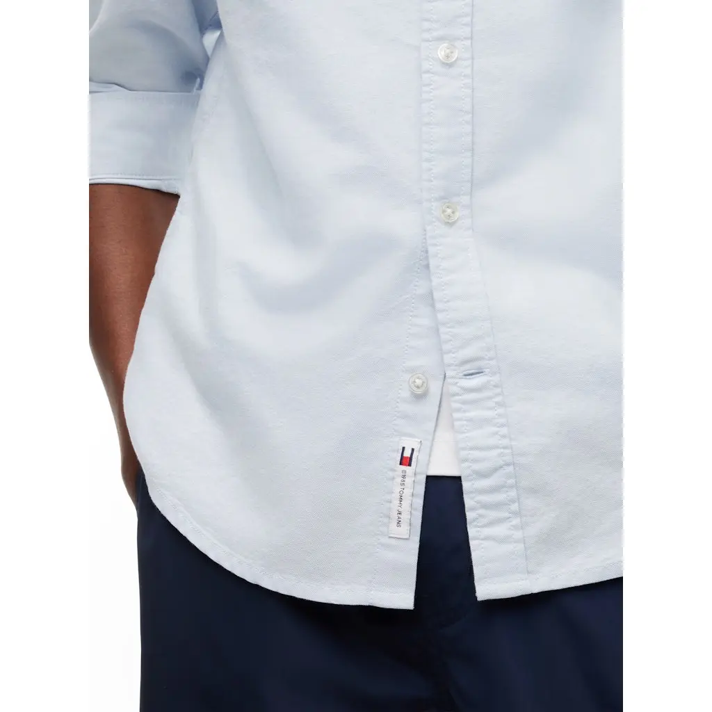 Tommy-Jeans_vaaleansininen-puuvillainen-miesten-rennon-siisti-kauluspaita