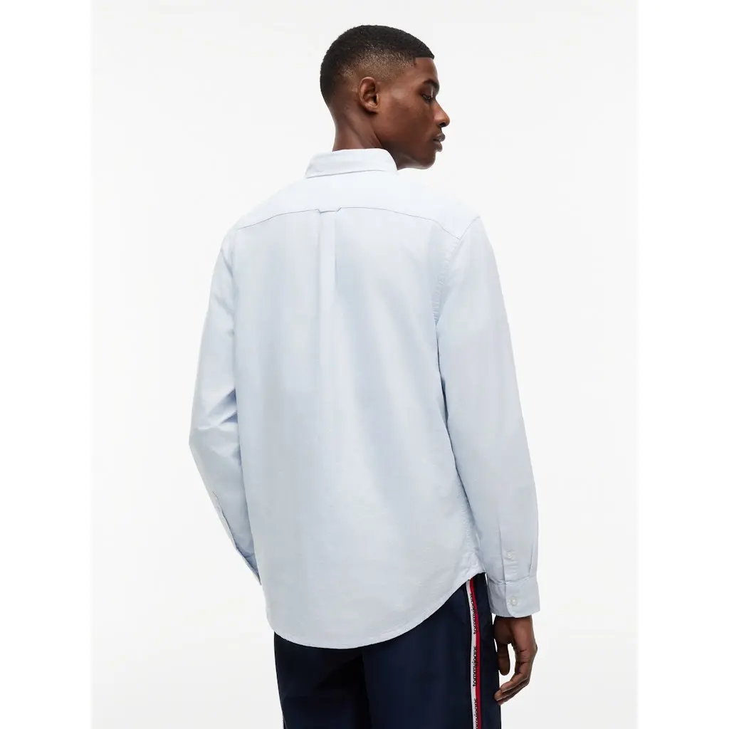 Tommy-Jeans_vaaleansininen-puuvillainen-miesten-rennon-siisti-kauluspaita