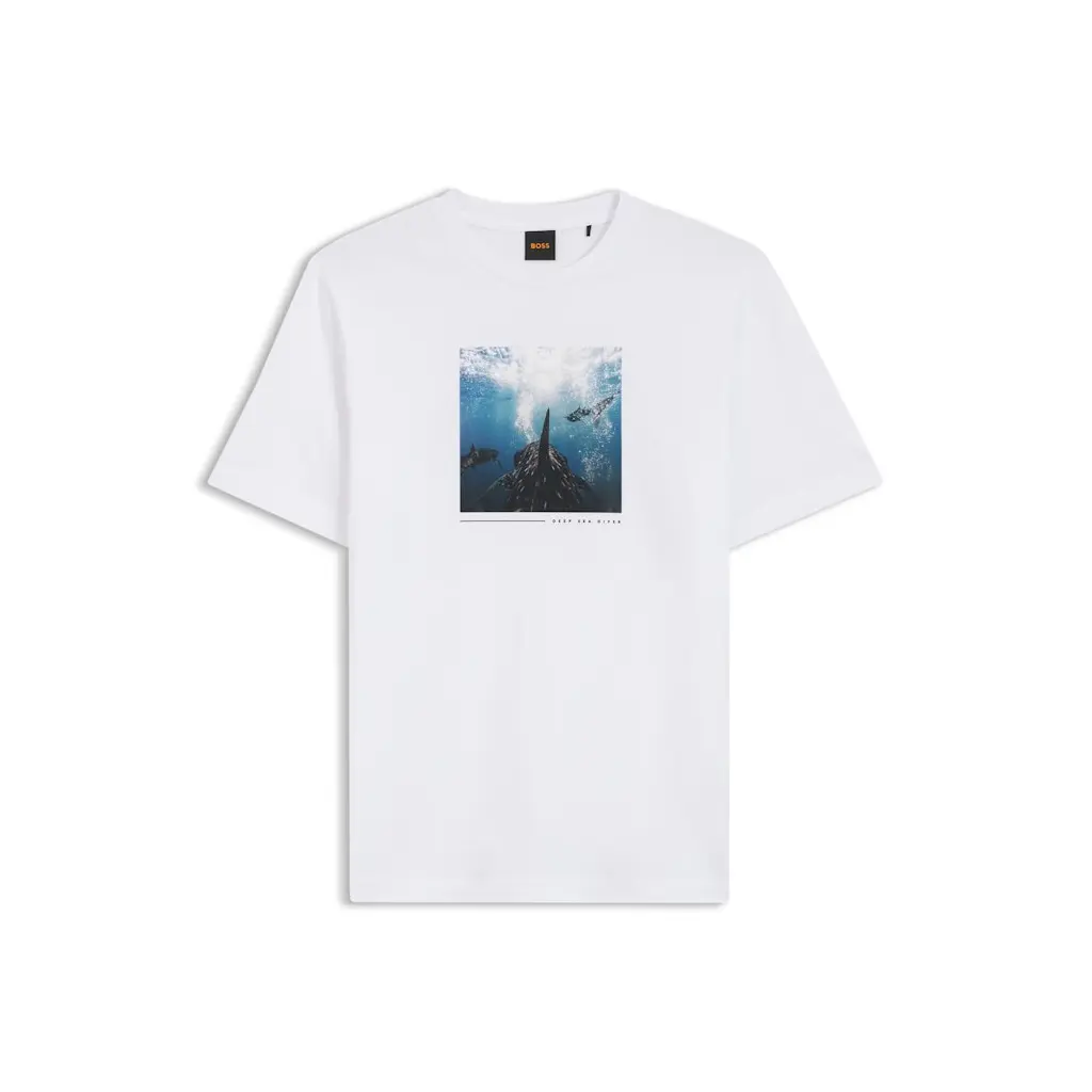 BOSS_miesten-valkoinen-t-paita-hai-aiheisella-etuprintilla