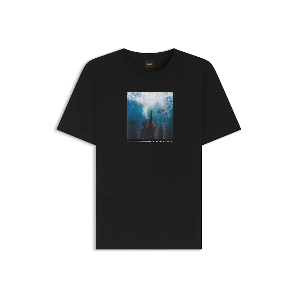 BOSS_musta-miesten-puuvillainen-t-paita-hai-aiheisella-etuprintilla