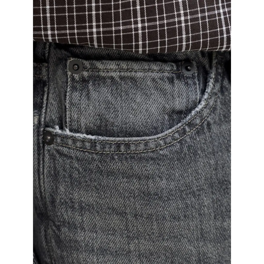 JACKJONES_harmaat-miesten-polvimittaiset-farkkushortsit