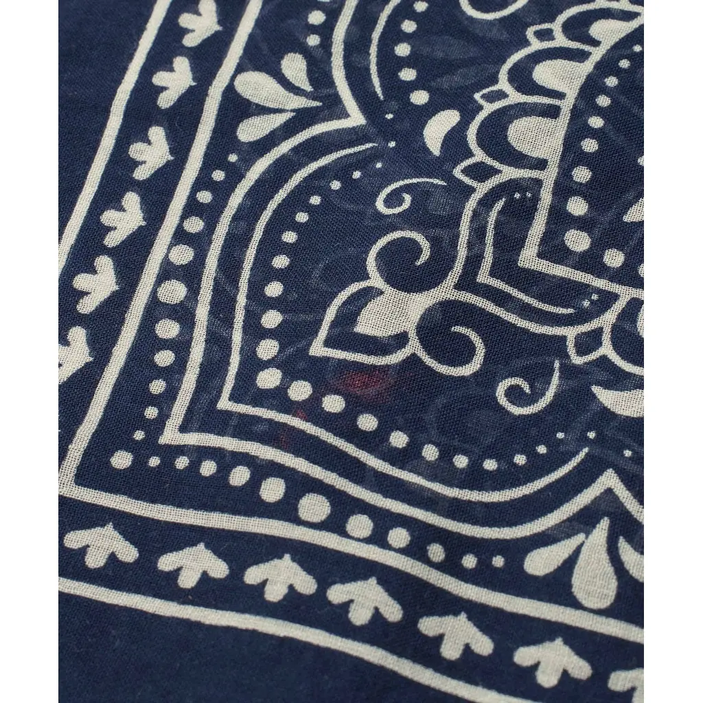 Masai_tummansinein-bandanahuivi_sinivalkoinen-kuviollinen-puuvillahuivi_