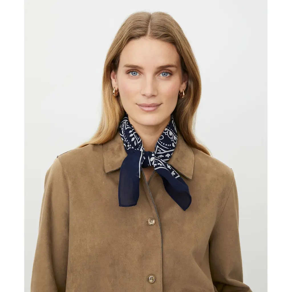 Masai_tummansinein-bandanahuivi_sinivalkoinen-kuviollinen-puuvillahuivi_