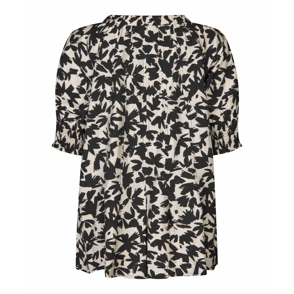 Masai_musta-beige-naisten-kuviollinen-viskoosipaita-a-linjaisella-helmalla-ja-lyhyilla-hihoilla