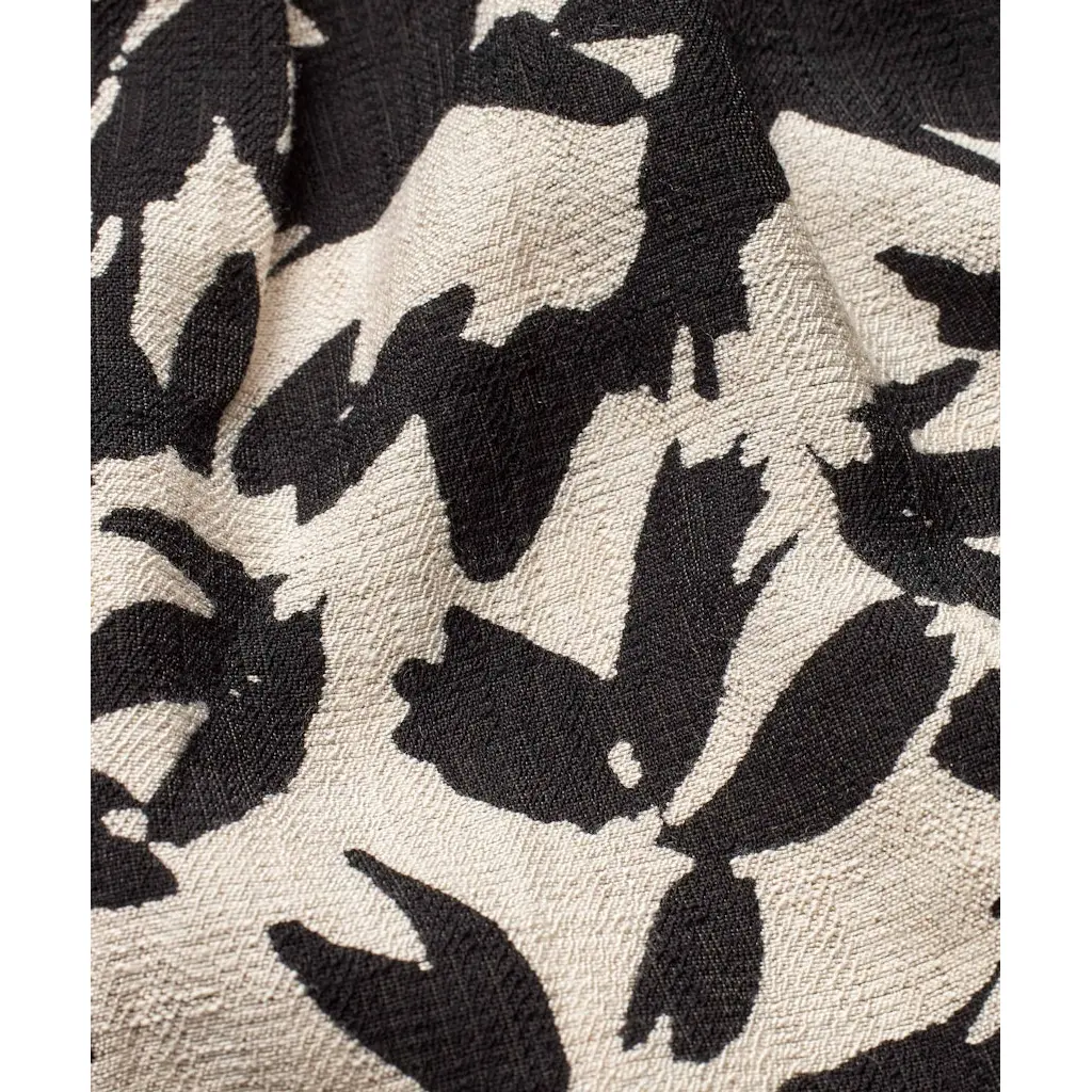 Masai_musta-beige-naisten-kuviollinen-viskoosipaita-a-linjaisella-helmalla-ja-lyhyilla-hihoilla