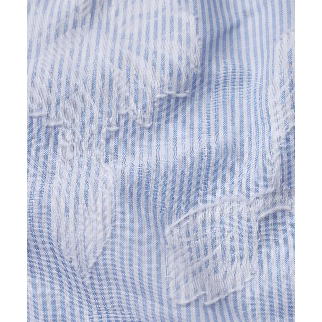 Masai_vaaleansininen-paitapusero-naisille-kapealla-valkoisella-raidalla-ja-brodeeratulla-kukkalehtikuviolla