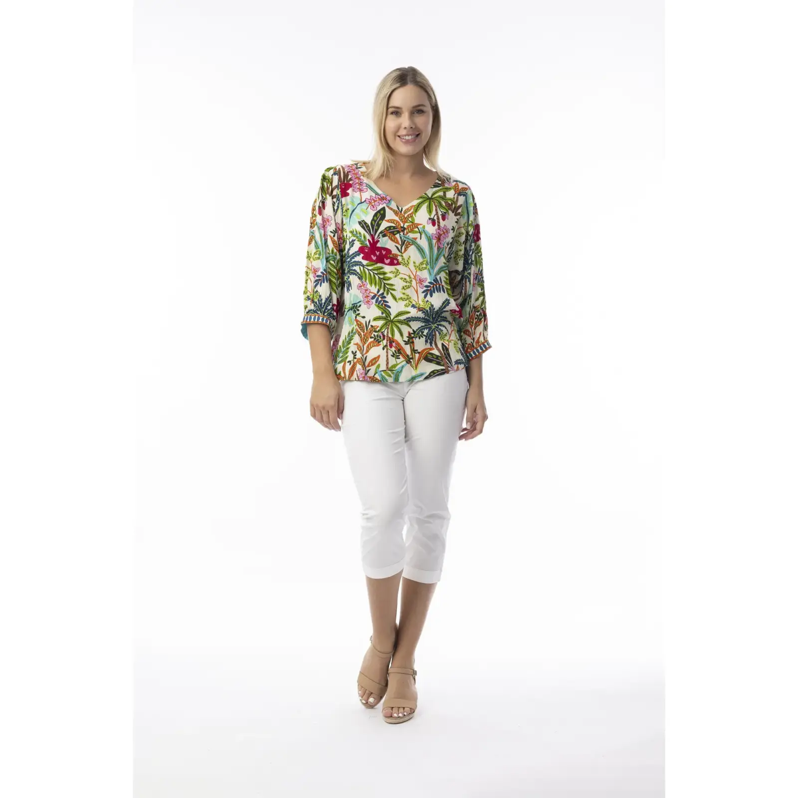 Orientique_kuviollinen-paita-vaalealla-pohjalla-ja-monivarisella-luontoaiheisella-printilla-34-hihoilla