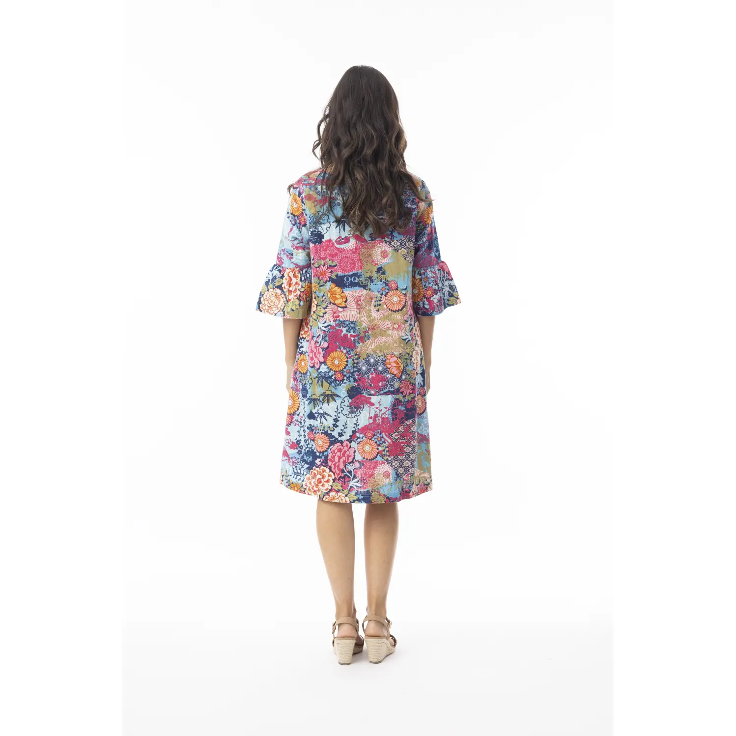 Orientique_kuviollinen-polvimittainen-a-linjainen-mekko-34-mittaisella-frillahihalla