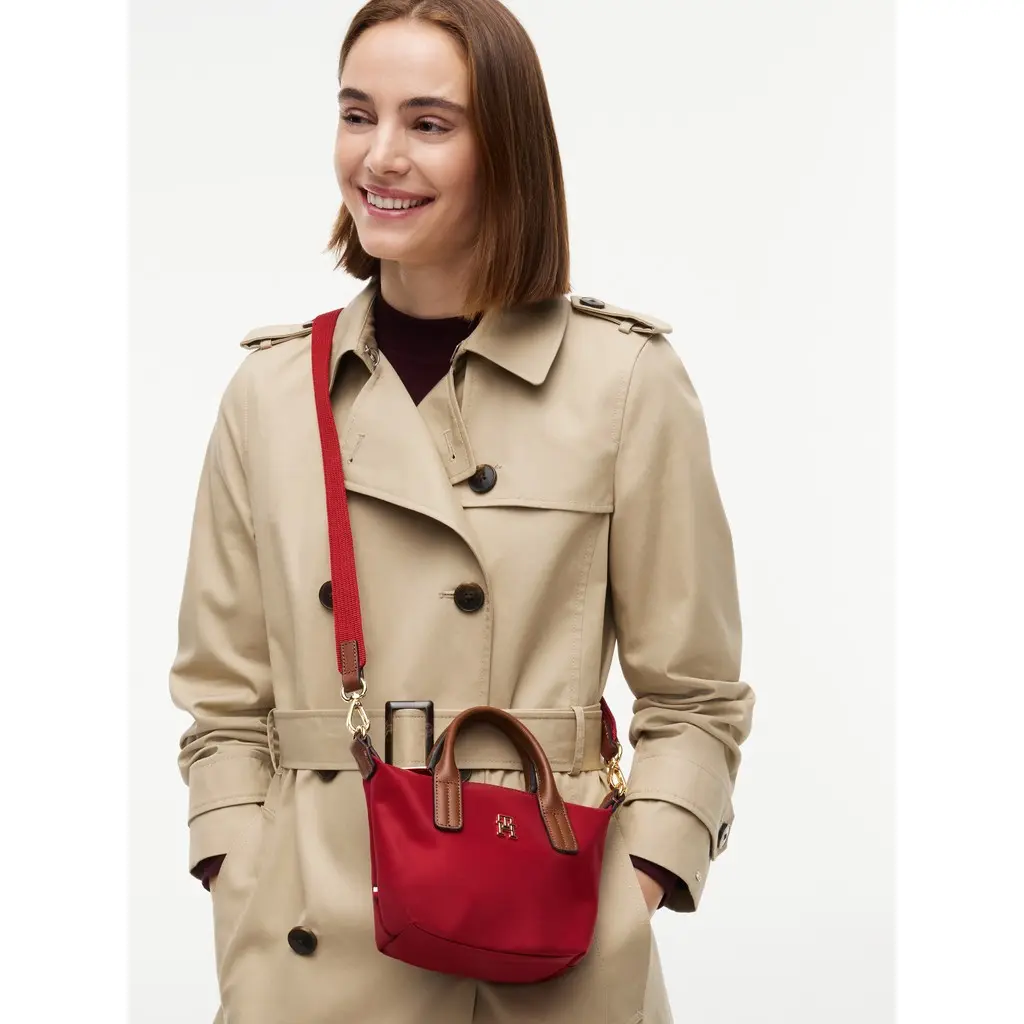 Tommy-Hilfiger-punainen-pieni-nailon-laukku-
