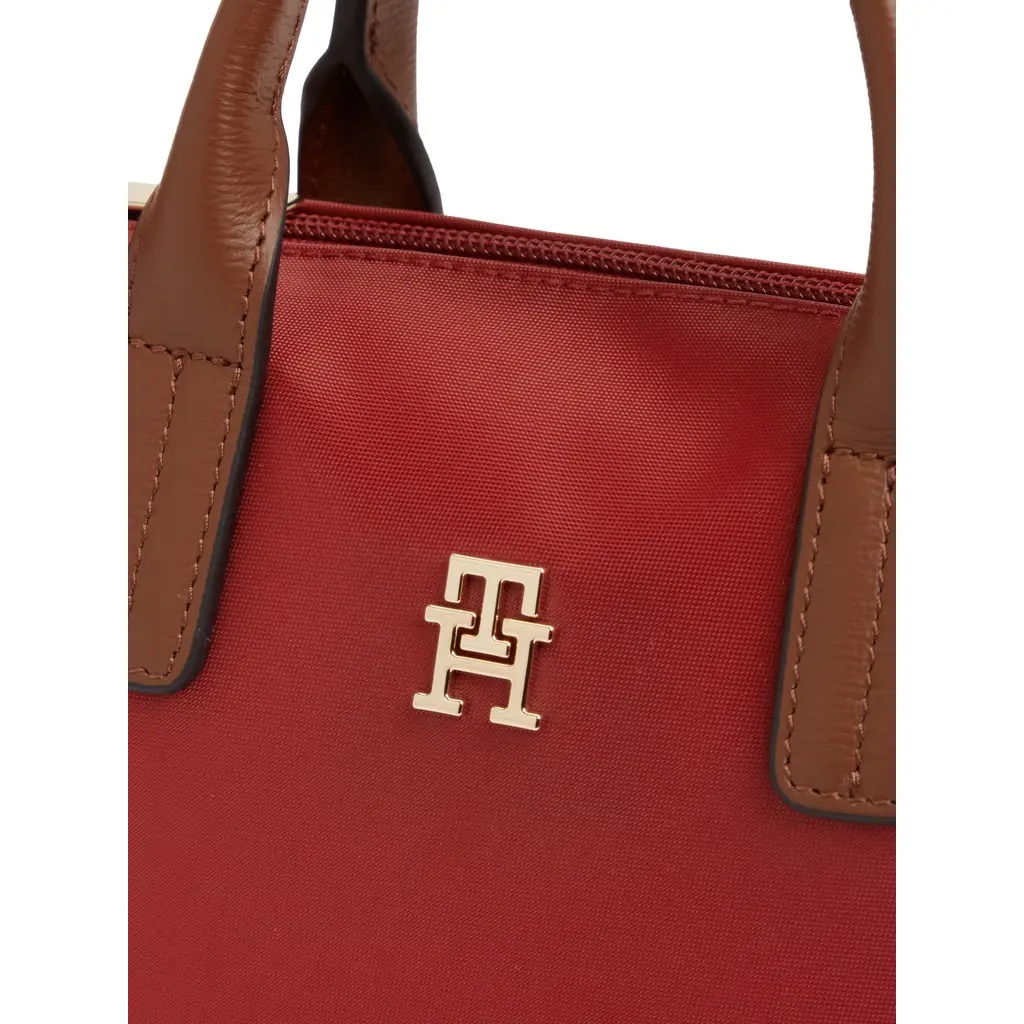 Tommy-Hilfiger-punainen-pieni-nailon-laukku-
