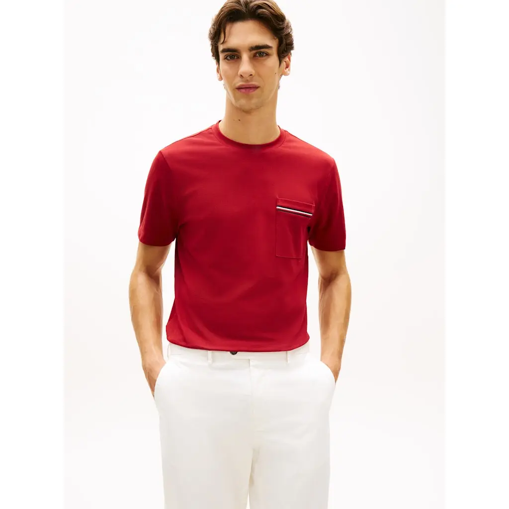 Tommy-Hilfiger_miesten-punainen-puuvillainen-t-paita-rintataskulla