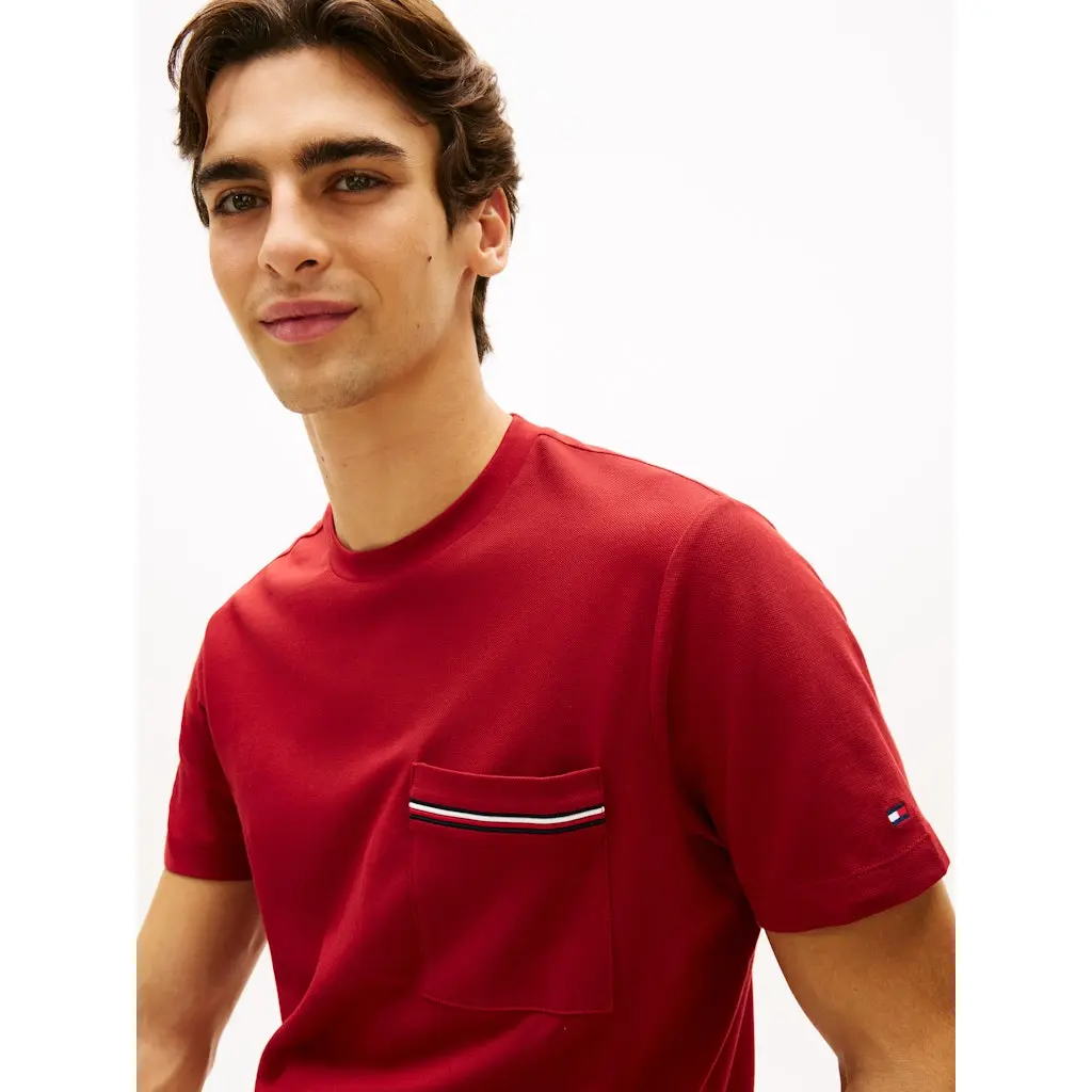 Tommy-Hilfiger_miesten-punainen-puuvillainen-t-paita-rintataskulla
