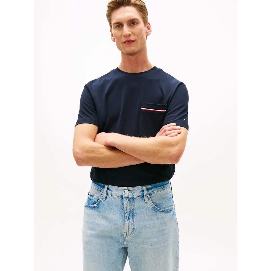 Tommy-Hilfiger_miesten-tummansininen-puuvillainen-t-paita-taskulla