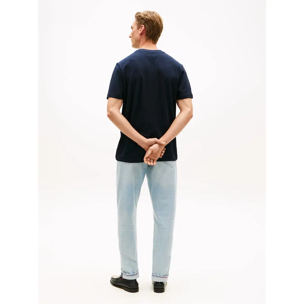 Tommy-Hilfiger_miesten-tummansininen-puuvillainen-t-paita-taskulla