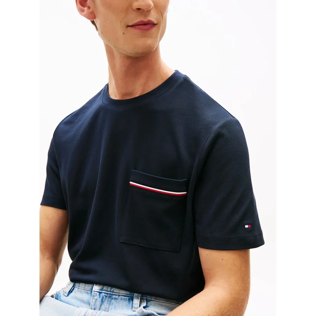 Tommy-Hilfiger_miesten-tummansininen-puuvillainen-t-paita-taskulla