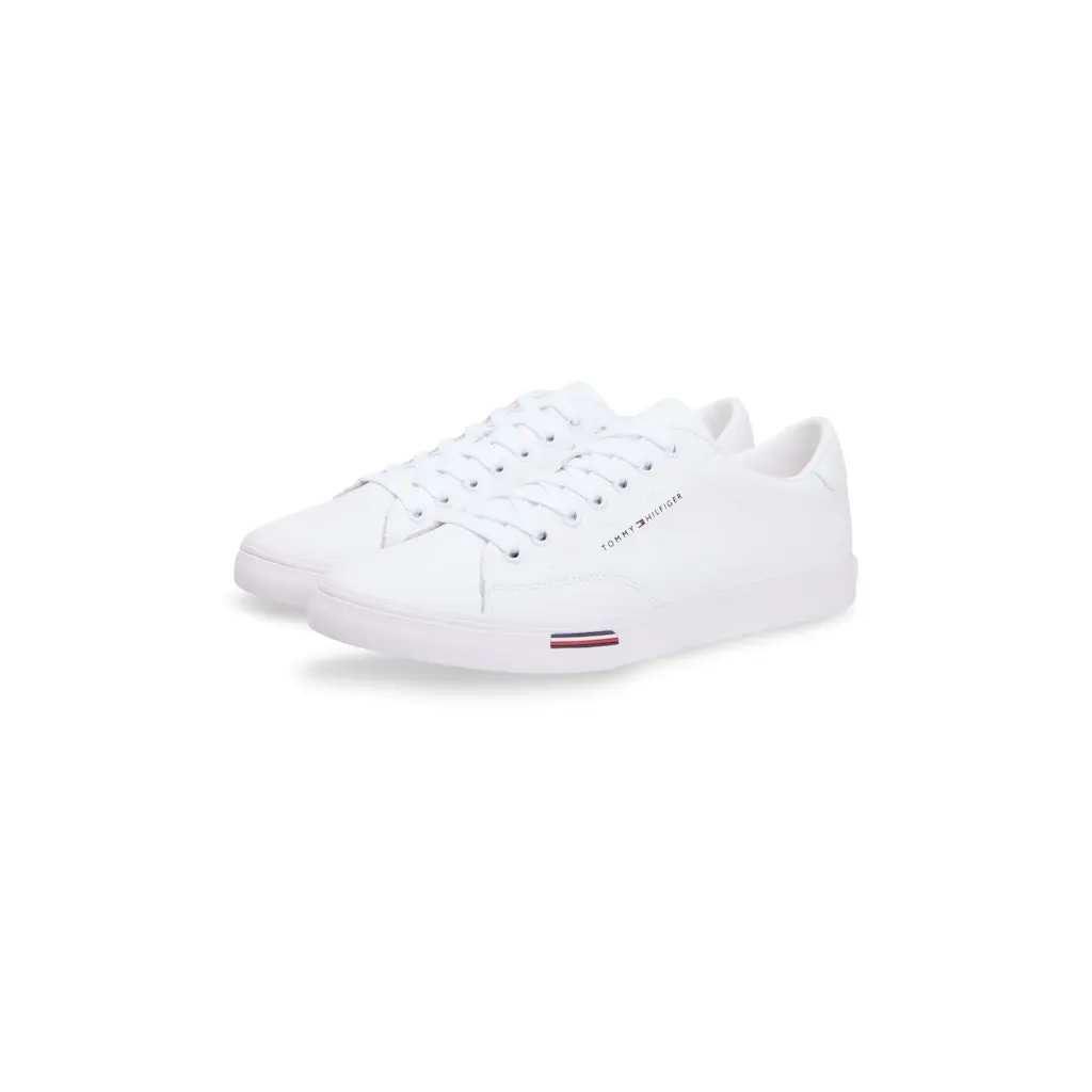 Tommy-Hilfiger_miesten-valkoiset-nahkalenkkarit-logobrandayksella