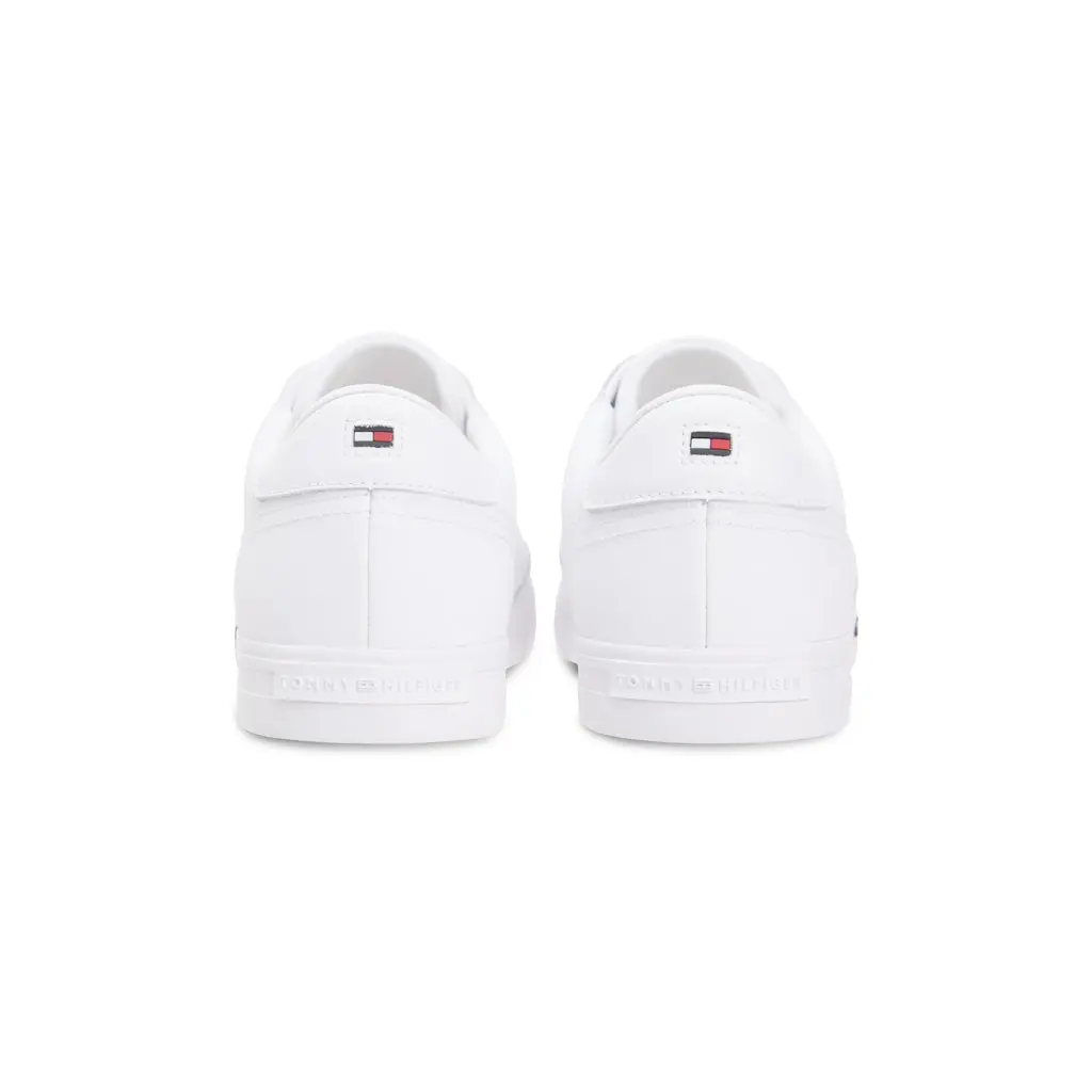 Tommy-Hilfiger_miesten-valkoiset-nahkalenkkarit-logobrandayksella