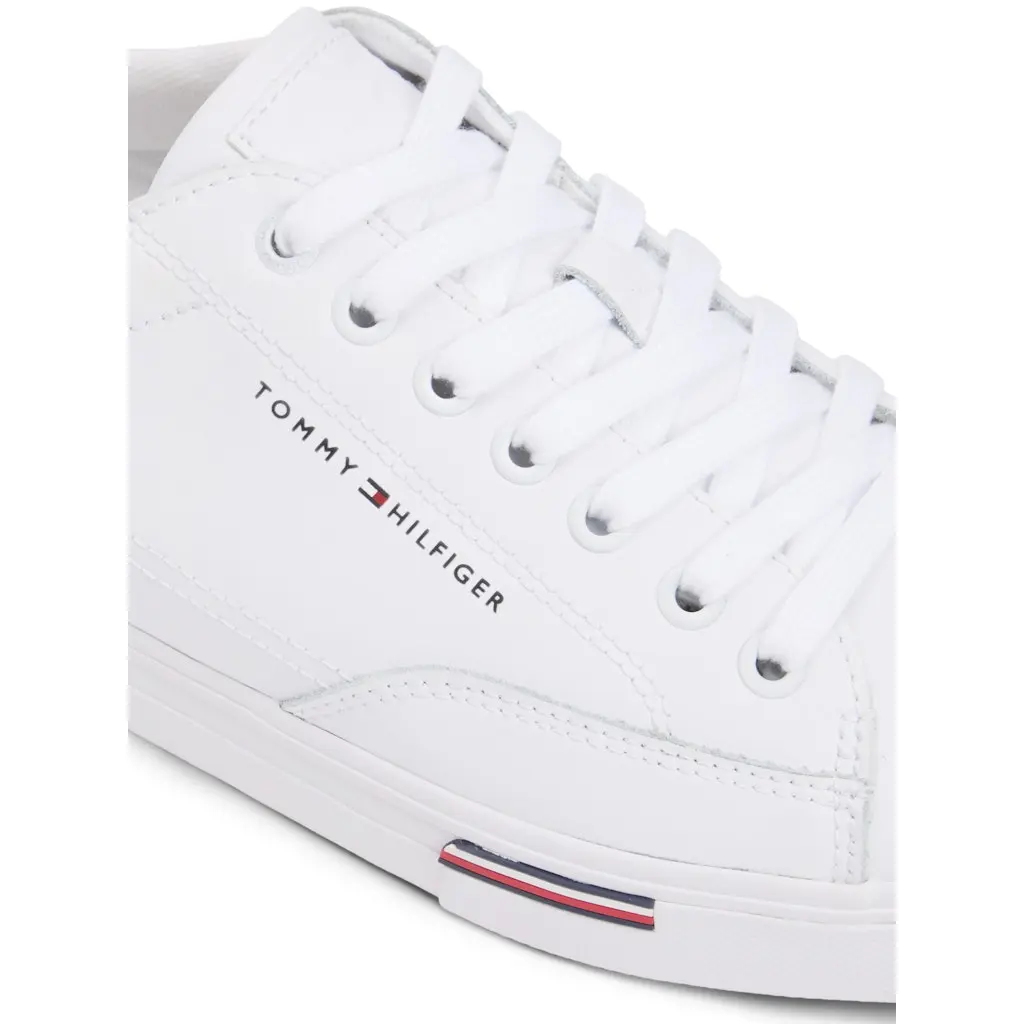 Tommy-Hilfiger_miesten-valkoiset-nahkalenkkarit-logobrandayksella