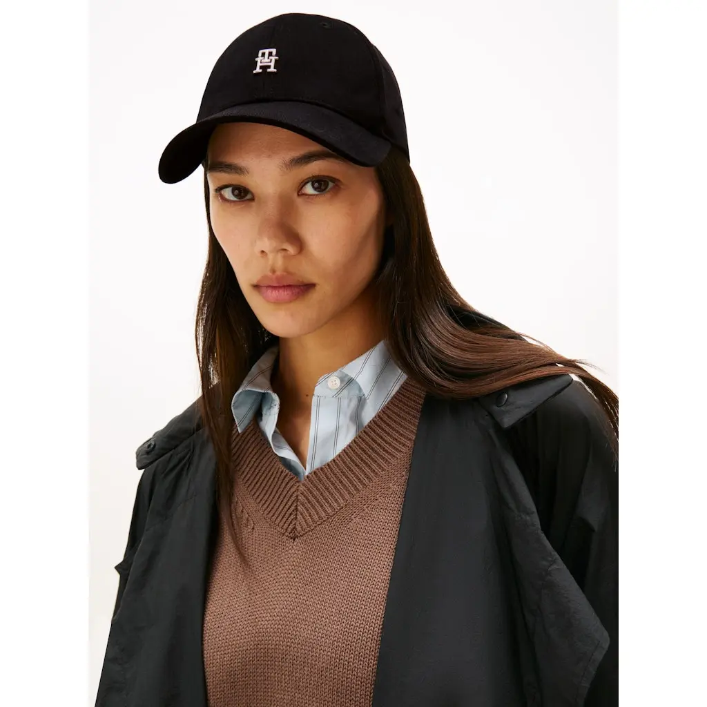 Tommy-Hilfiger_naisten-musta-puuvillalippis-TH-logolla