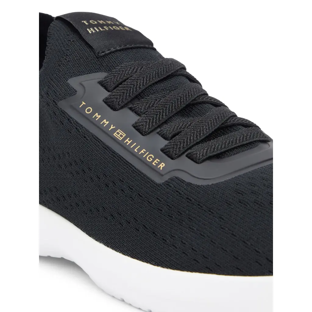 Tommy-Hilfiger_naisten-mustat-pehmeat-ja-joustavat-sukkalenkkarit
