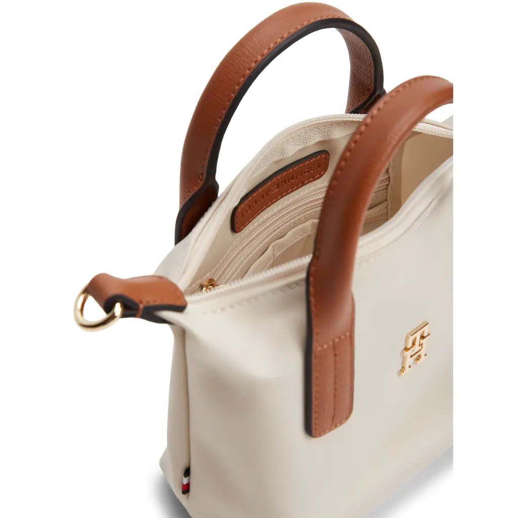 Tommy-Hilfiger_pieni-kankainen-tote-laukku_popette-nailon-micro-mini_luonnonvalkoinen