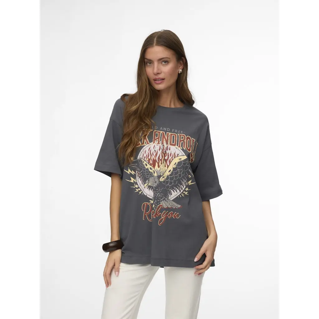VERO-MODA_oversize-mitoitettu-naisten-harmaa-printtitpaita-puuvillaisena-rock-henkisella-teksti-ja-kotkaprintilla