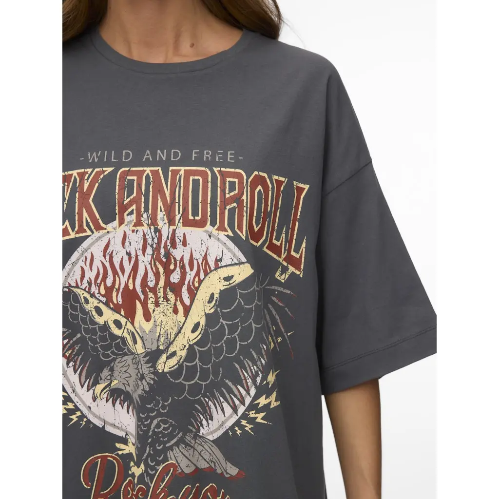 VERO-MODA_oversize-mitoitettu-naisten-harmaa-printtitpaita-puuvillaisena-rock-henkisella-teksti-ja-kotkaprintilla