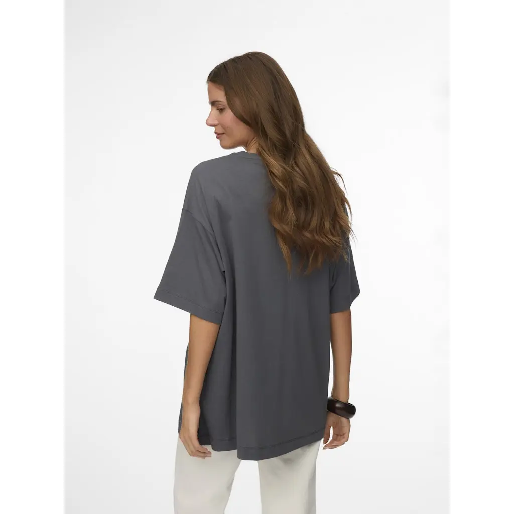 VERO-MODA_oversize-mitoitettu-naisten-harmaa-printtitpaita-puuvillaisena-rock-henkisella-teksti-ja-kotkaprintilla