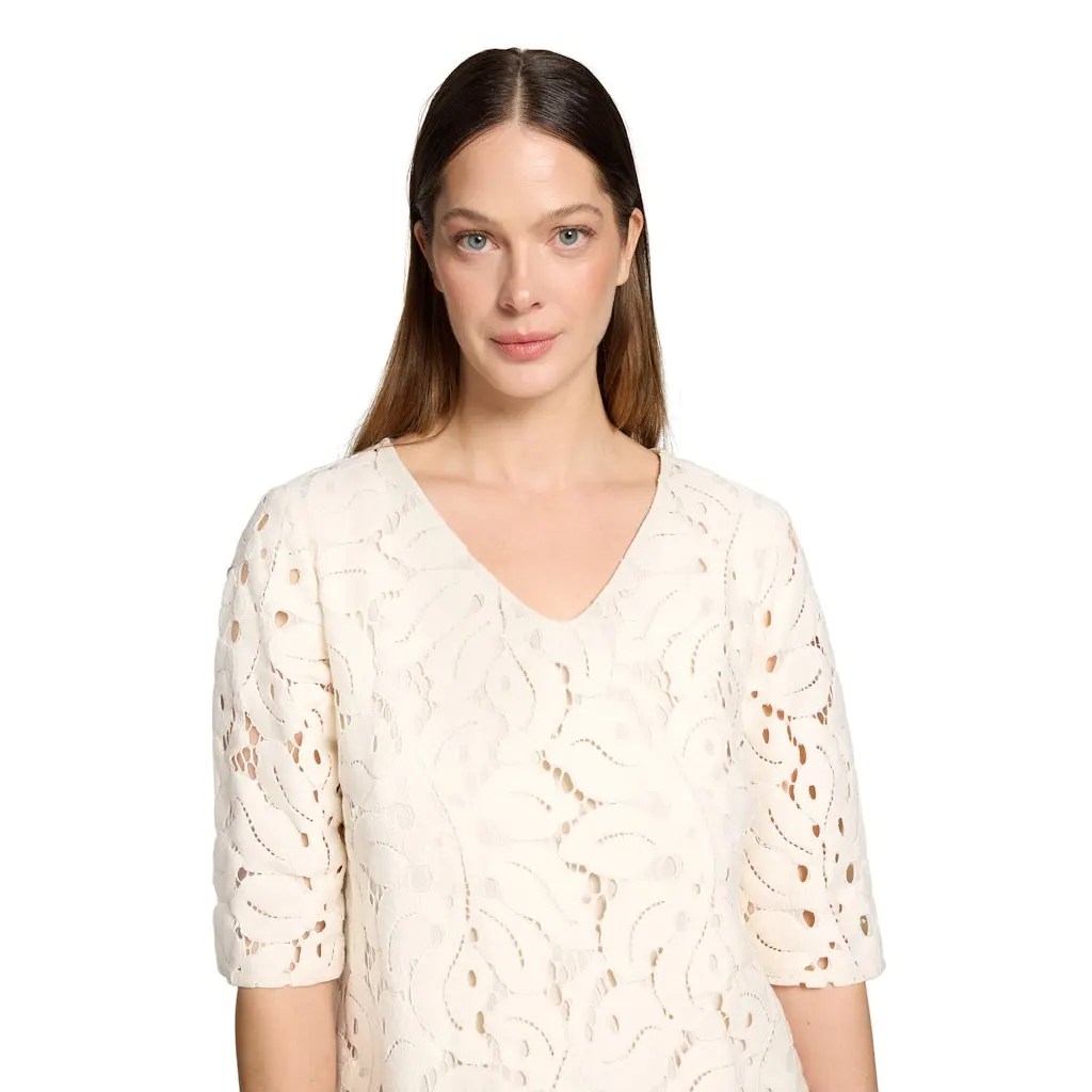 BETTY-BARCLAY_kaunis-vaaleanbeige-pitsimekko-lyhyella-hihalla-ja-v-paantiella-naisille-juhlaan
