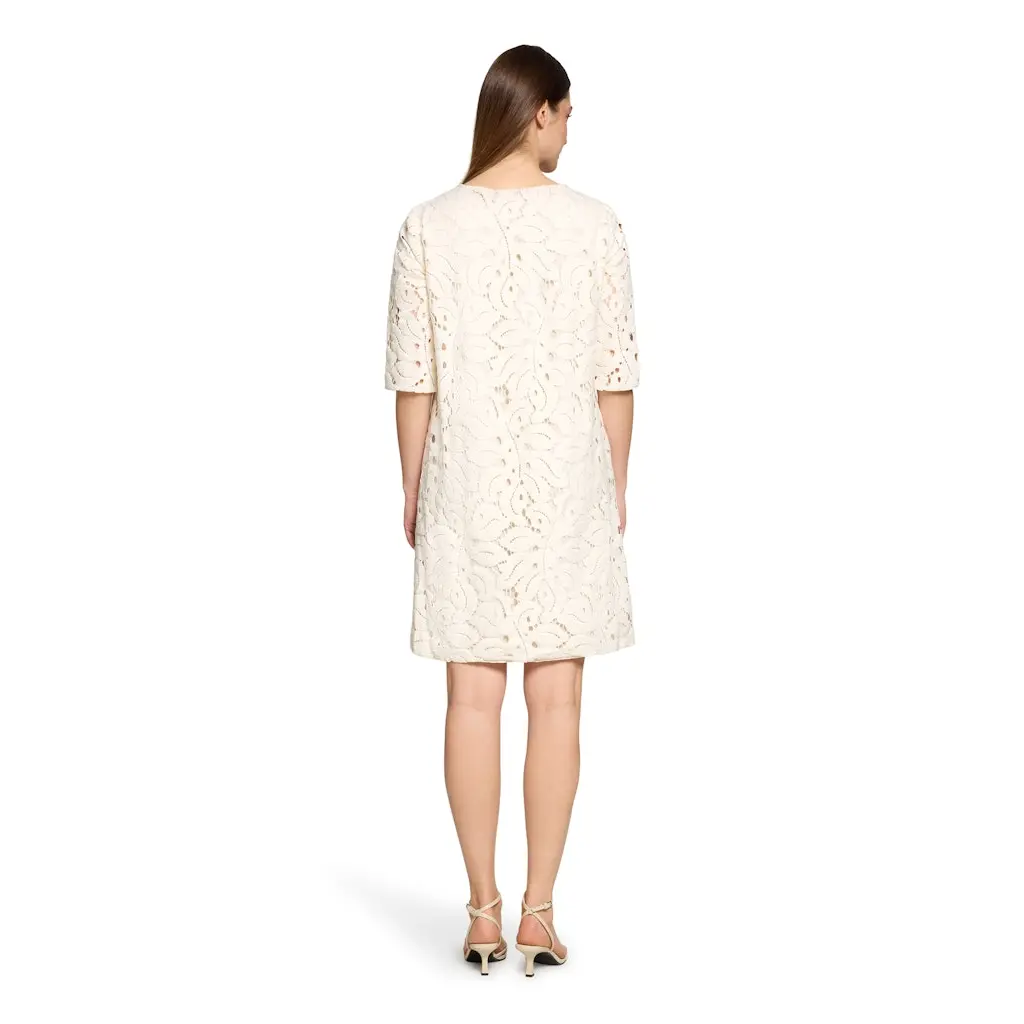 BETTY-BARCLAY_kaunis-vaaleanbeige-pitsimekko-lyhyella-hihalla-ja-v-paantiella-naisille-juhlaan