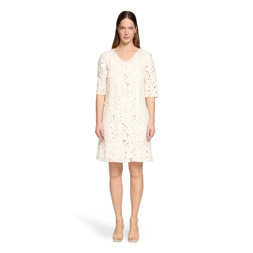 BETTY-BARCLAY_kaunis-vaaleanbeige-pitsimekko-lyhyella-hihalla-ja-v-paantiella-naisille-juhlaan