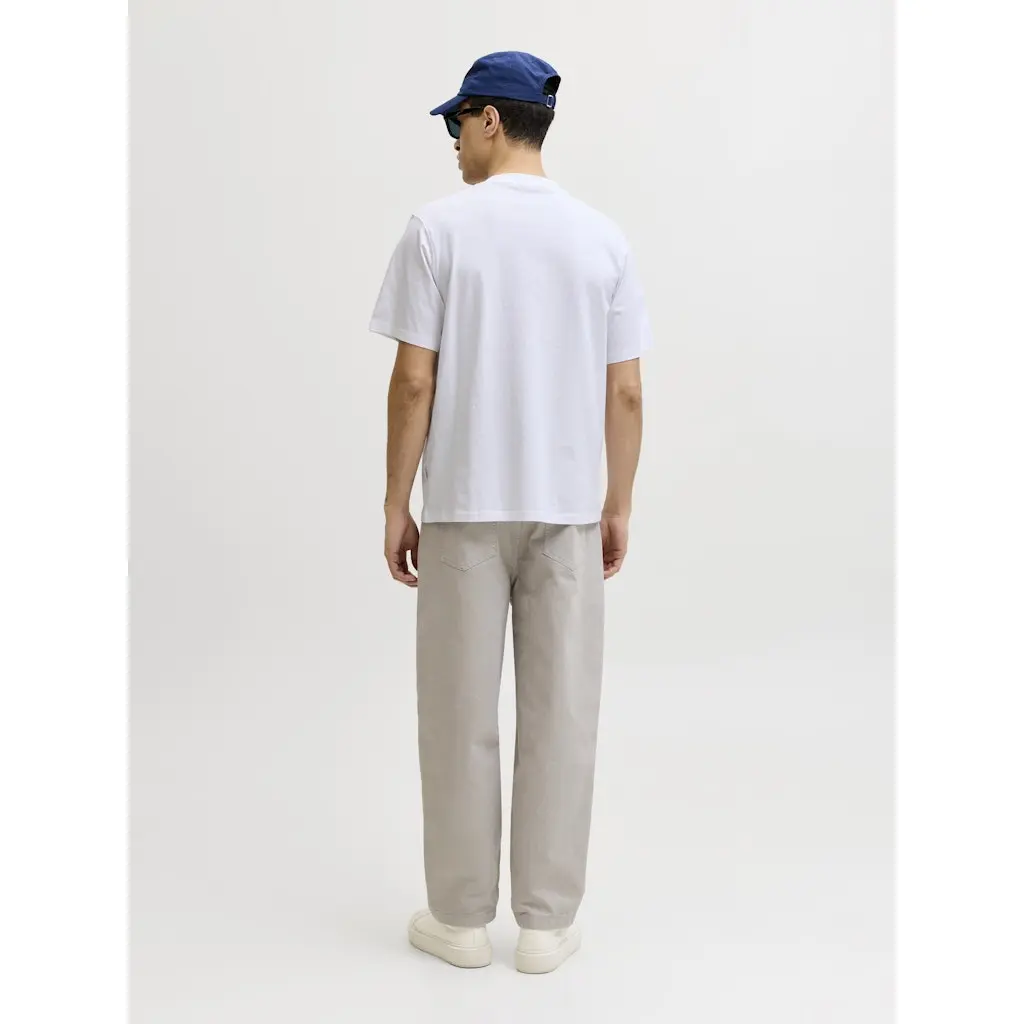 JACKJONES_edullinen-miesten-valkoinen-t-paita-pienella-logolla