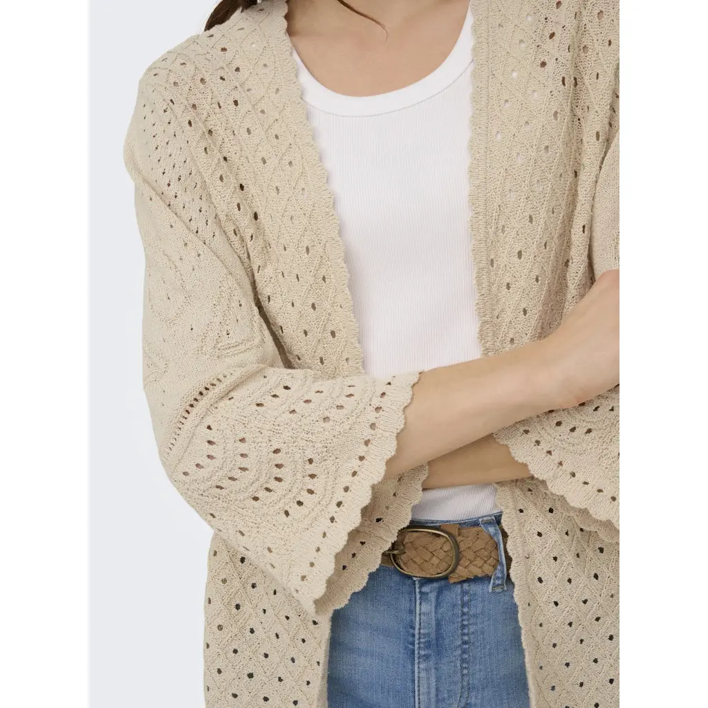 ONLY_beige-pitsikuvoitu-avonauletakki-leveilla-hihaoilla