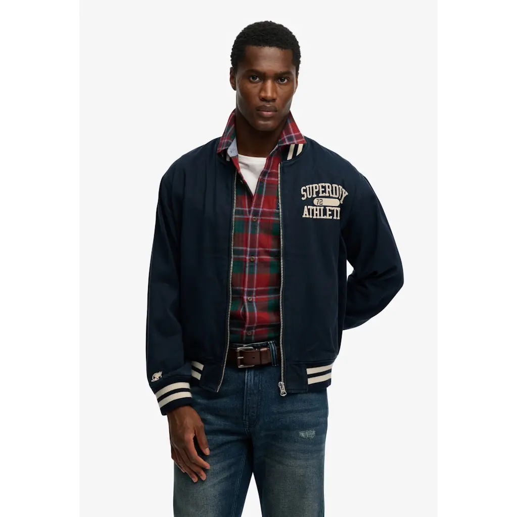 Superdry_miesten-tummansininen-trikoobomberitakki-valkoisilla-yksityiskohdillla