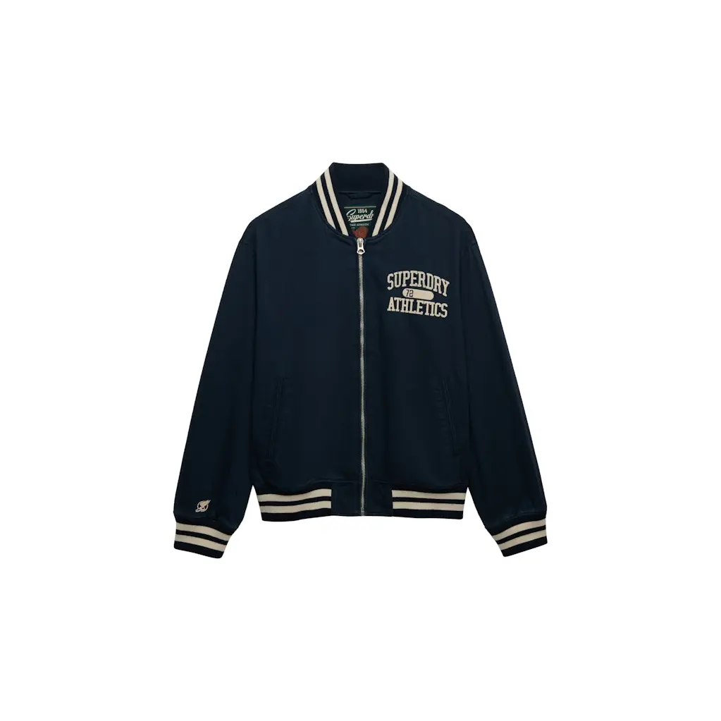 Superdry_miesten-tummansininen-trikoobomberitakki-valkoisilla-yksityiskohdillla
