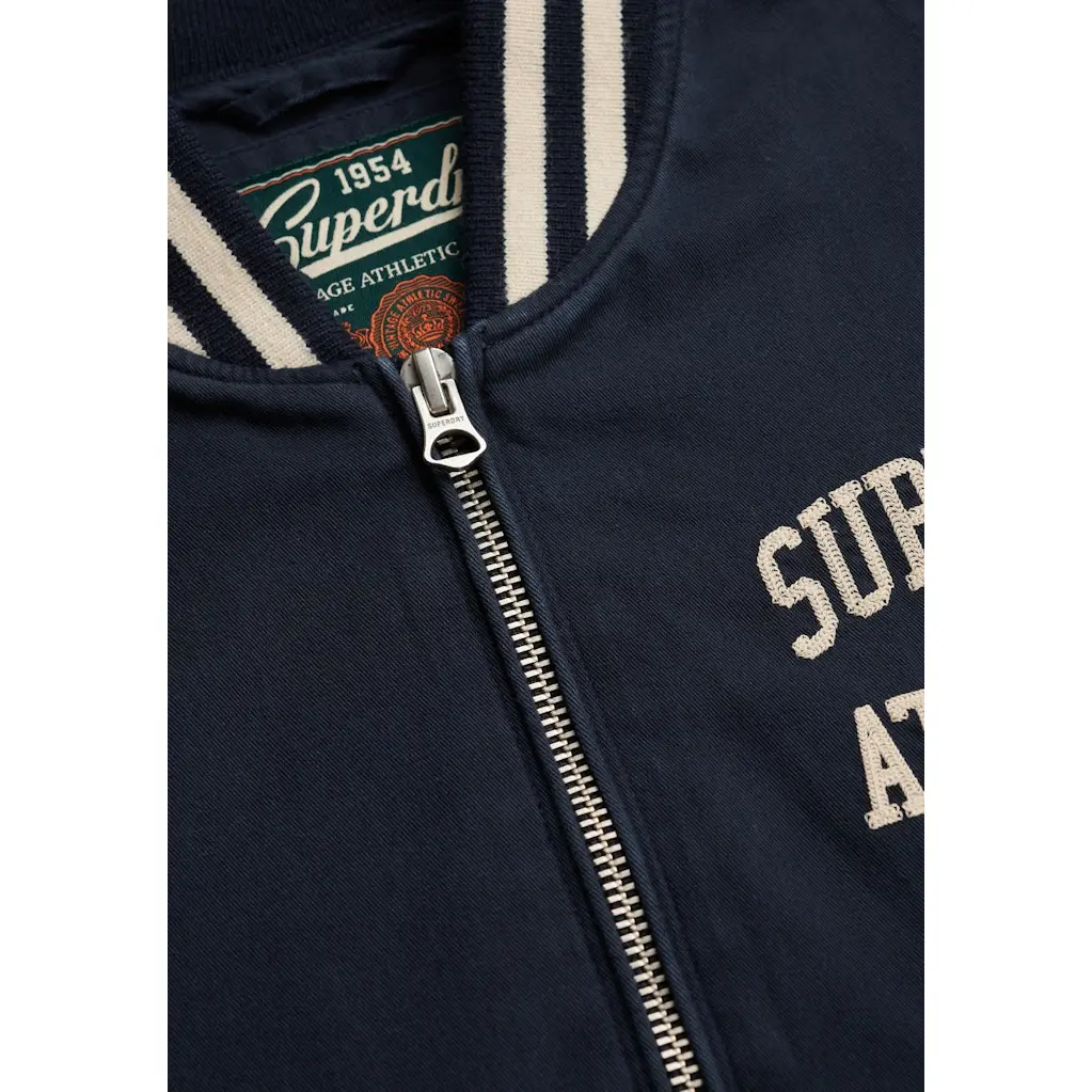 Superdry_miesten-tummansininen-trikoobomberitakki-valkoisilla-yksityiskohdillla