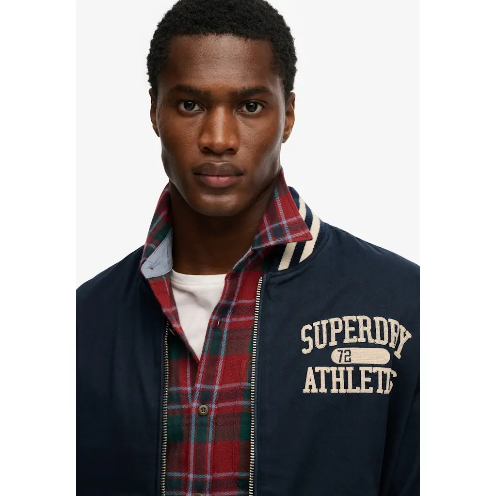 Superdry_miesten-tummansininen-trikoobomberitakki-valkoisilla-yksityiskohdillla