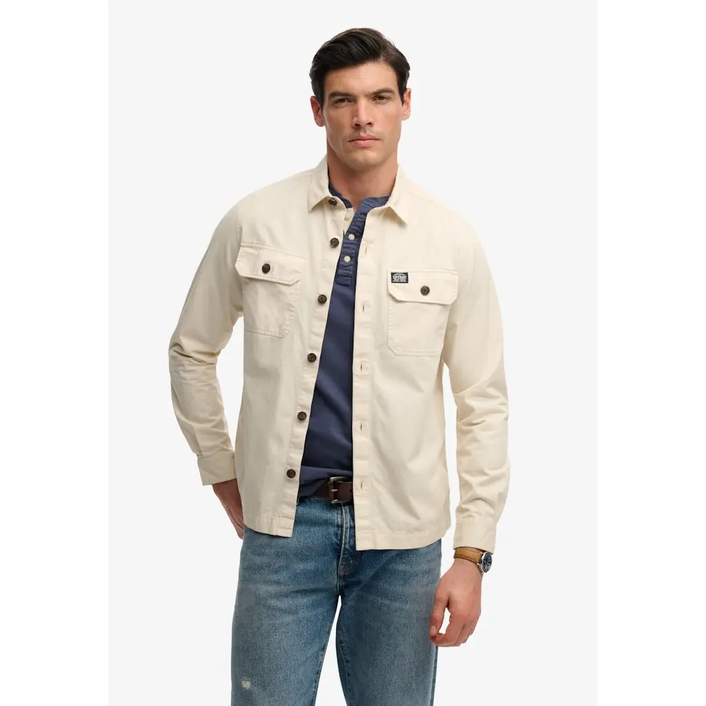 Superdry_miesten-vaaleanbeige-paitatakki-rintataskuilla