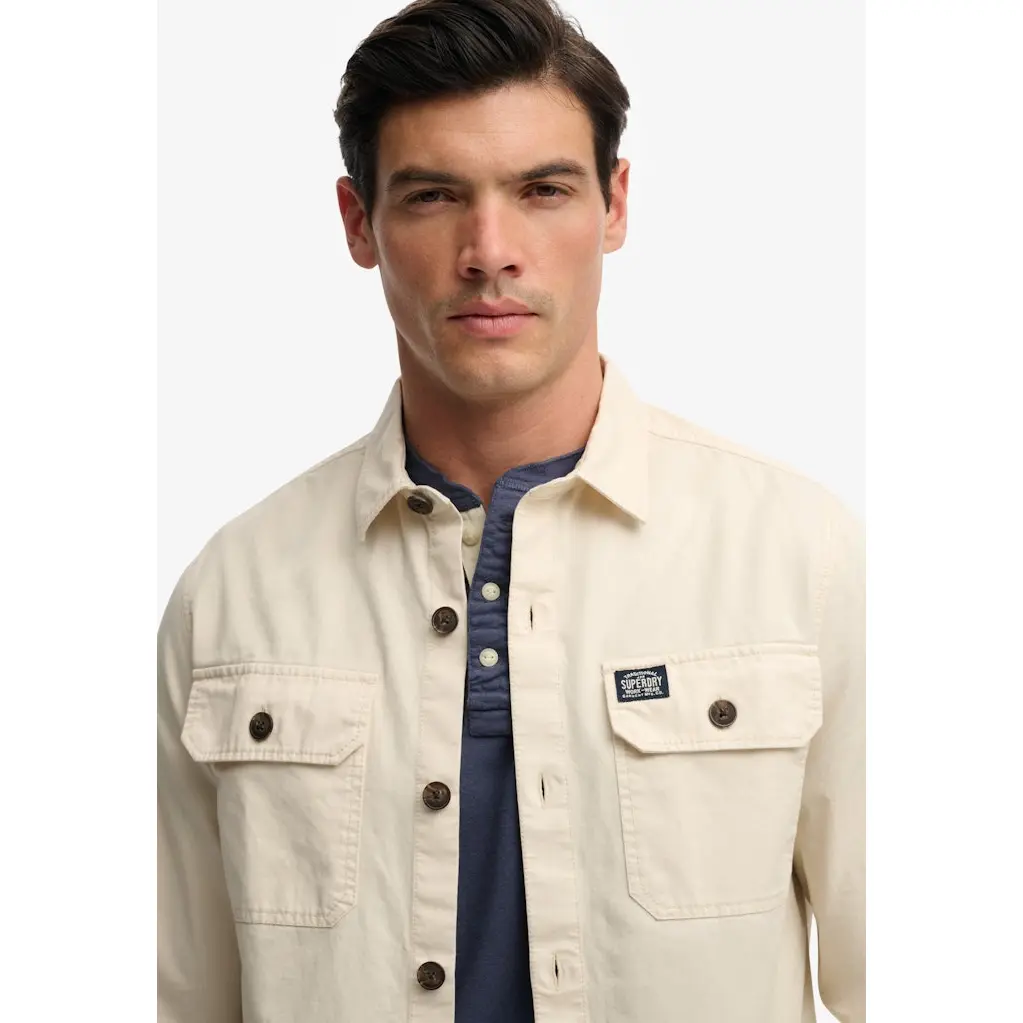 Superdry_miesten-vaaleanbeige-paitatakki-rintataskuilla