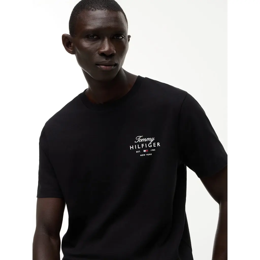 Tommy-Hilfiger_miesten-musta-logot-paita
