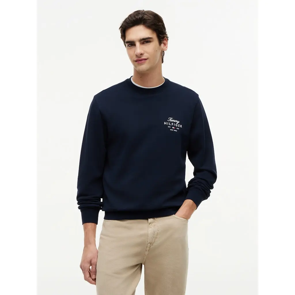 Tommy-Hilfiger_miesten-tummansininen-puuvillainen-collegepaita-pienella-logomerkilla-rinnassa